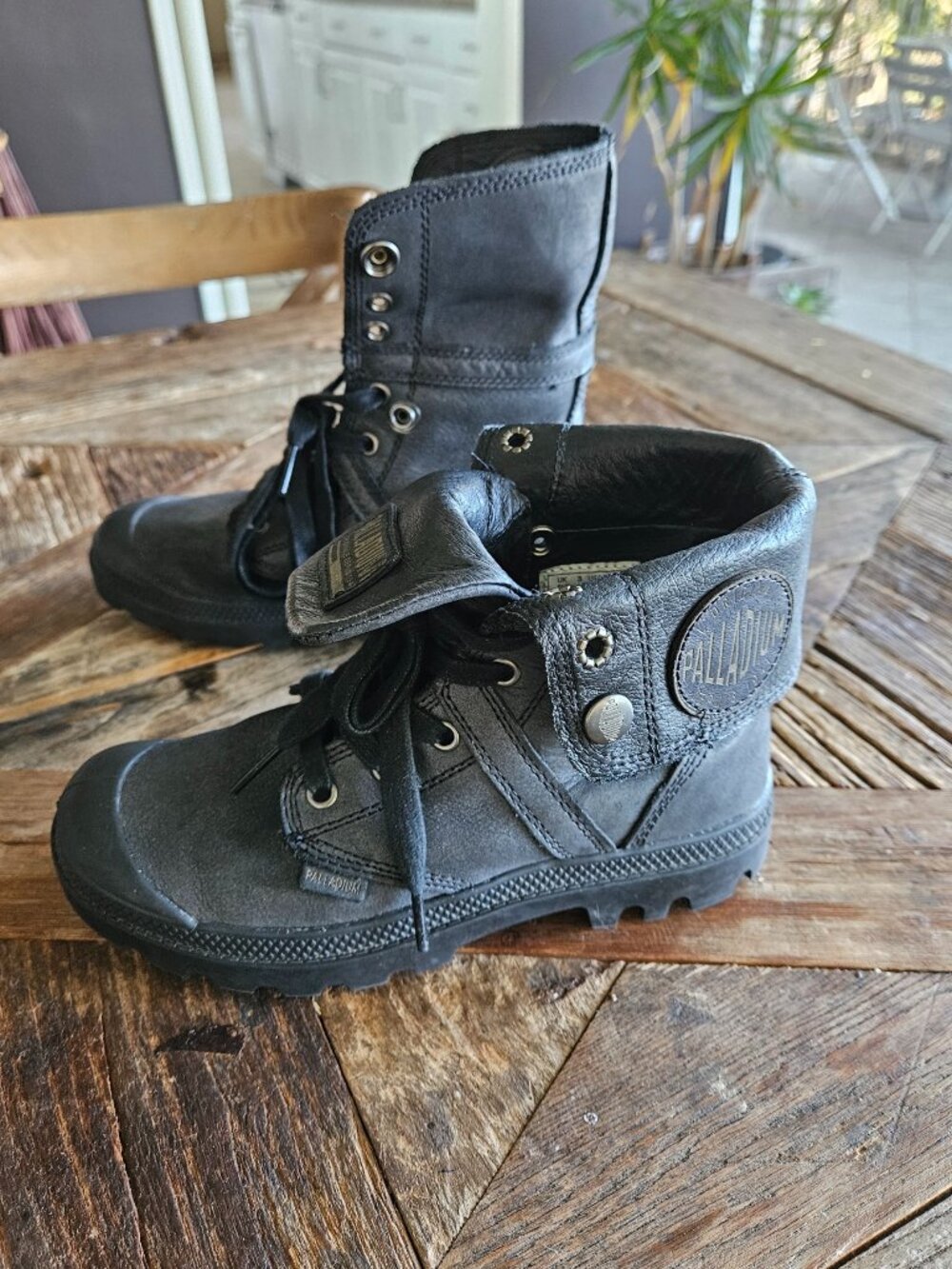 Palladium Pampa Baggy Leather Boot brand new youth size 3.5 distressed leather